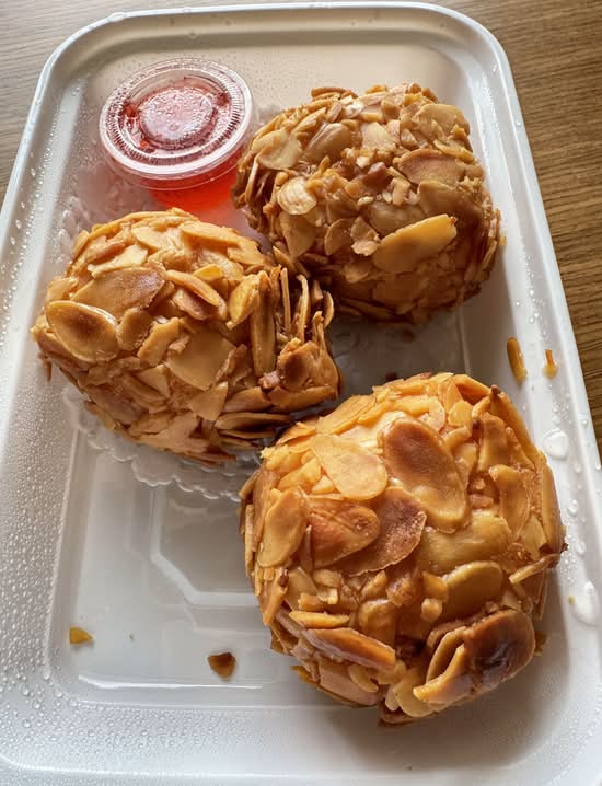 28. Deep Fried Shrimp Ball w/Almond 金甲龙珠球
